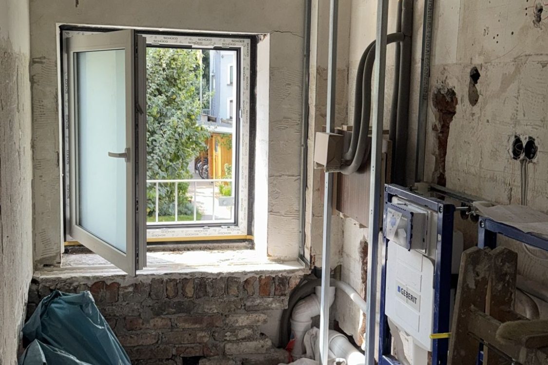 Ein Raum der saniert wird in Köln Baustellensituation: Ein Raum wird renoviert. Zu sehen sind Wände ohne Putz und Baumaterialien.