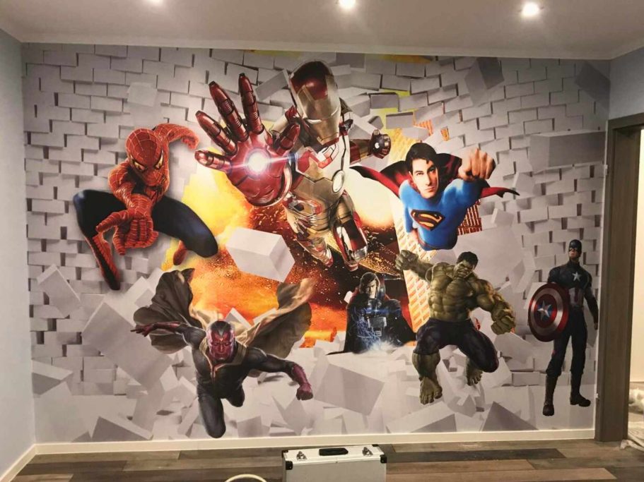 Wandbild mit Superhelden wie Spider-Man, Iron Man, und Superman vor einer zerbrochenen Mauer.