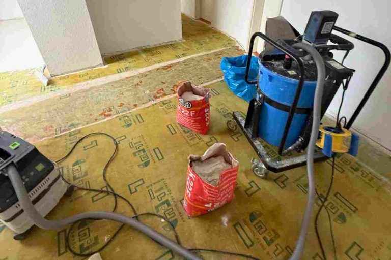 Baustelle zur Bautrocknung Baustelle mit einem Bautrockner, Bodenschutz und Zementsäcken