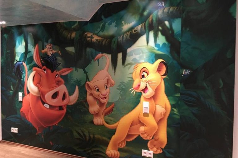 Bunte Tapete Bunte Tapete mit Simba, Pumbaa und Timon in einem Dschungelsetting. Tapeziert von Raumgestaltung Michael Breuer in Köln.