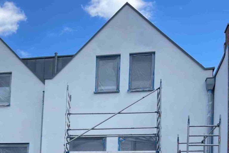 Weißes Hause mit Gerüst und blauen Himmel. Neue Fassade