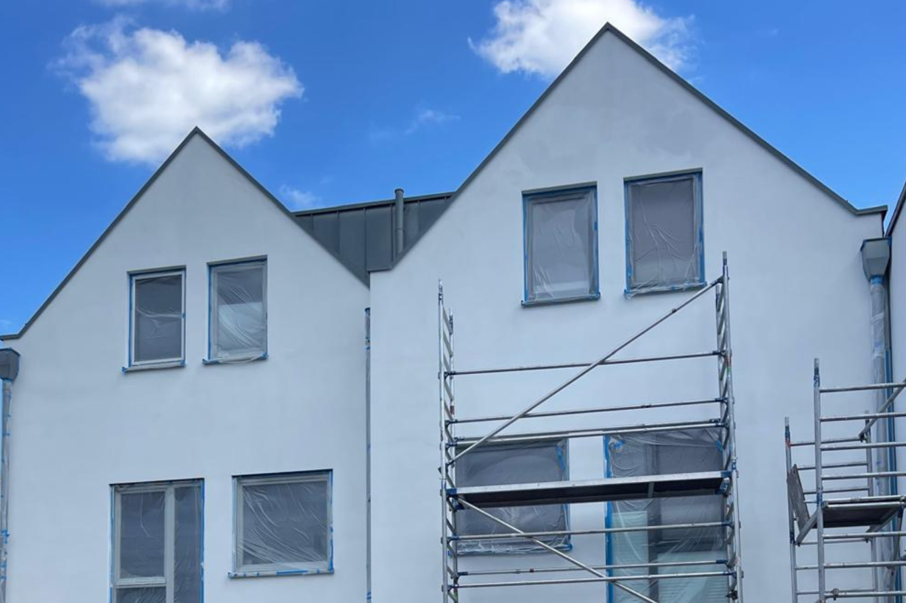 Haus mit neuer Fassade in Köln Modernes Haus mit neu gestrichener Fassade und einem Gerüst